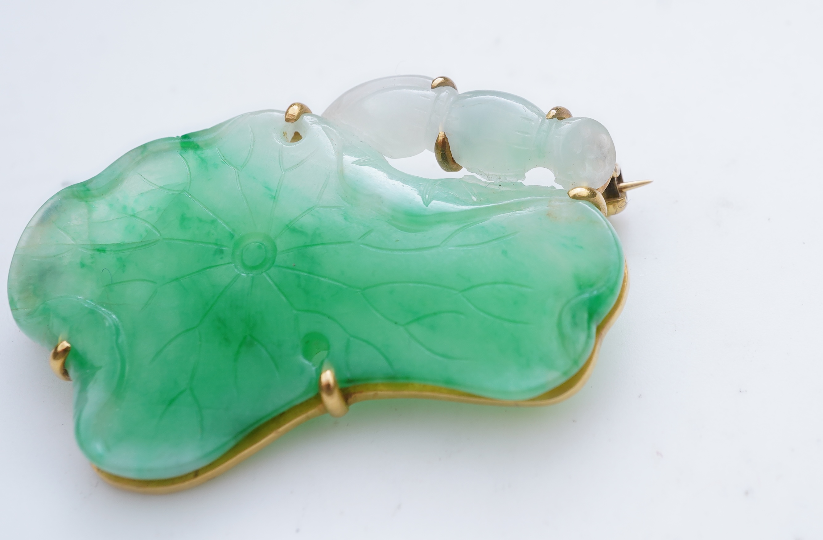 A gold and jadeite brooch